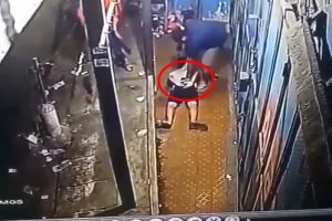 Detik-detik diduga polisi taruh narkoba ke pemuda lagi nongkrong