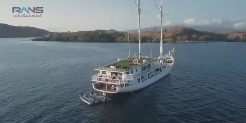7 Potret kapal mewah dipakai Raffi Ahmad liburan di Labuan Bajo