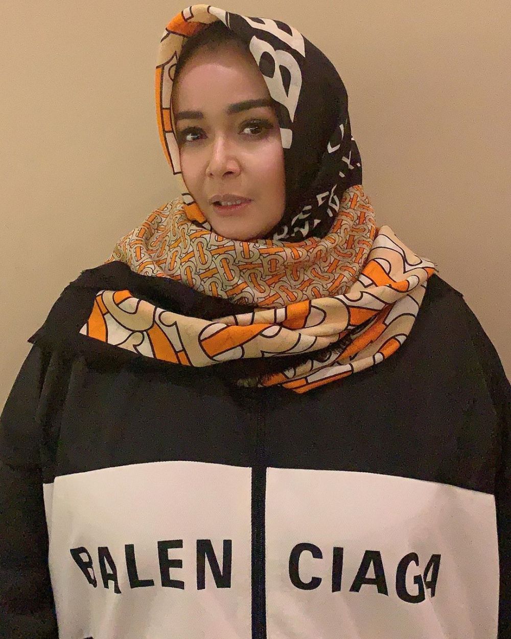 Jennifer Jill unggah potret berhijab, disebut mirip Rieta Amilia