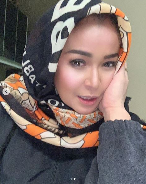 Jennifer Jill unggah potret berhijab, disebut mirip Rieta Amilia