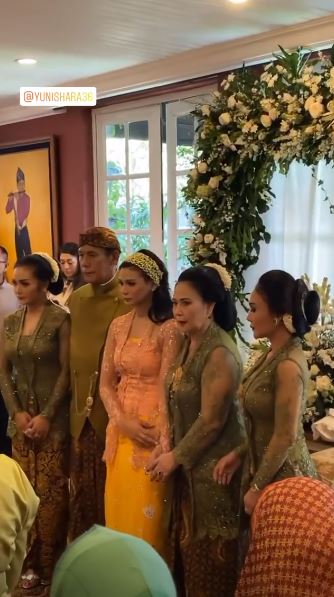 9 Momen siraman Kartika Sary, adik Krisdayanti dan Yuni Shara