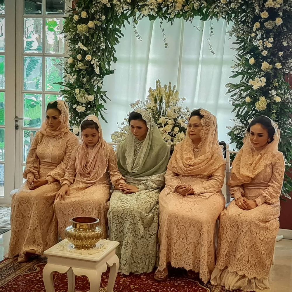 9 Momen siraman Kartika Sary, adik Krisdayanti dan Yuni Shara