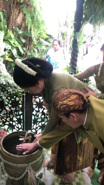 9 Momen siraman Kartika Sary, adik Krisdayanti dan Yuni Shara