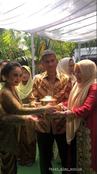 9 Momen siraman Kartika Sary, adik Krisdayanti dan Yuni Shara