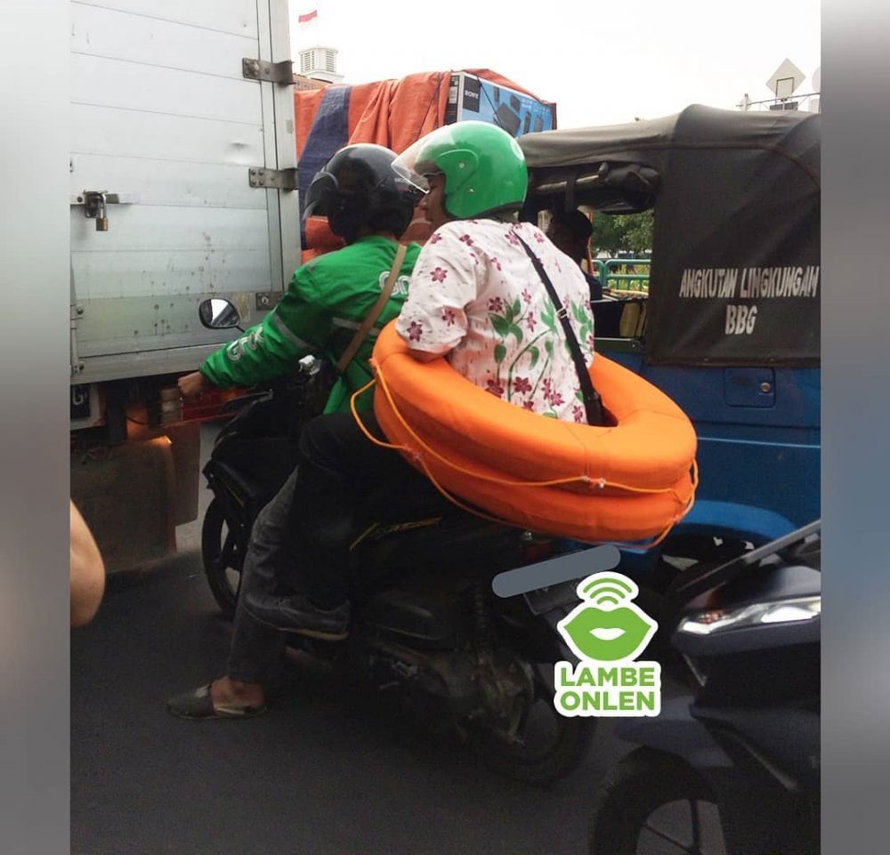 10 Momen absurd penumpang maksa naik ojek online ini kocak