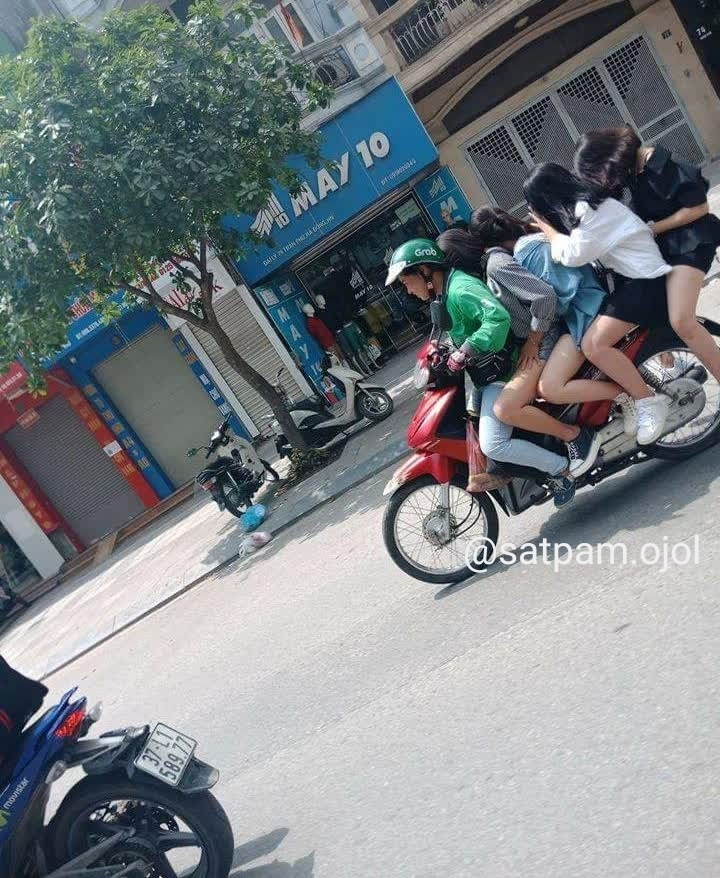 10 Momen absurd penumpang maksa naik ojek online ini kocak