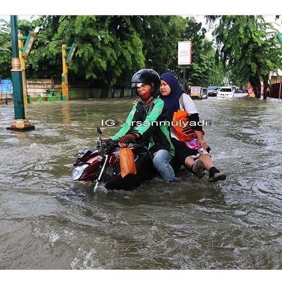 10 Momen absurd penumpang maksa naik ojek online ini kocak