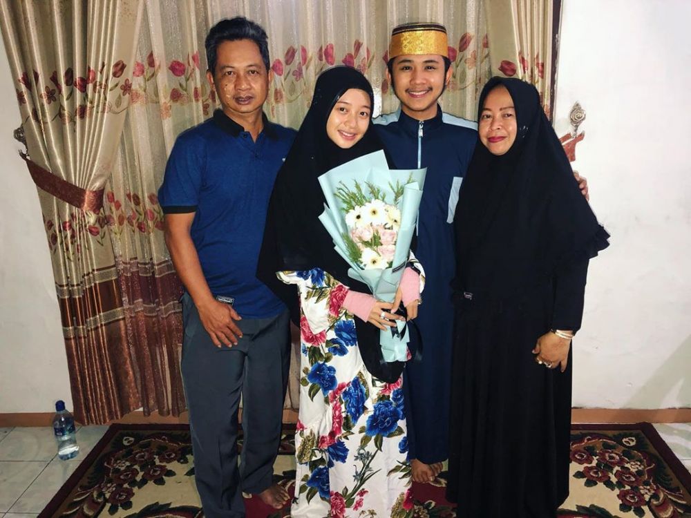 Potret 5 jebolan D'Academy bareng ortu pasangan, bak anak kandung