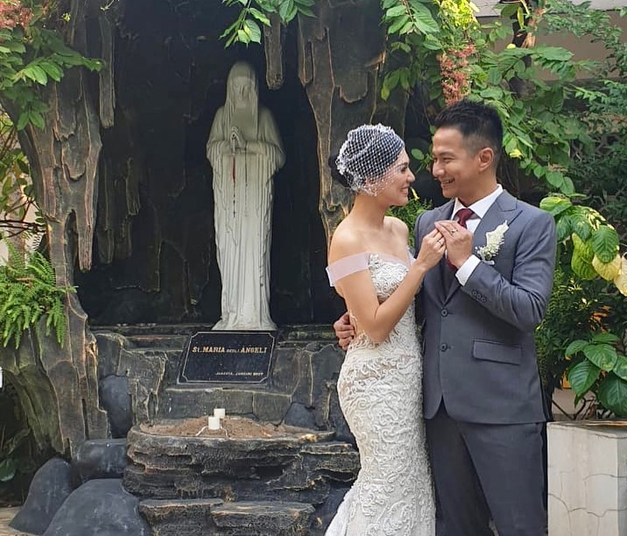 9 Momen pernikahan Delon Thamrin & Aida Noplie, penuh kebahagiaan