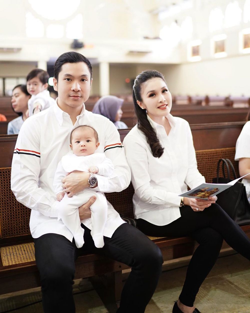 10 Foto gemas Mikhael Moeis anak kedua Sandra Dewi saat dibaptis
