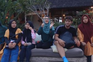 10 Momen Irish Bella & Ammar Zoni ajak ART liburan, seru abis
