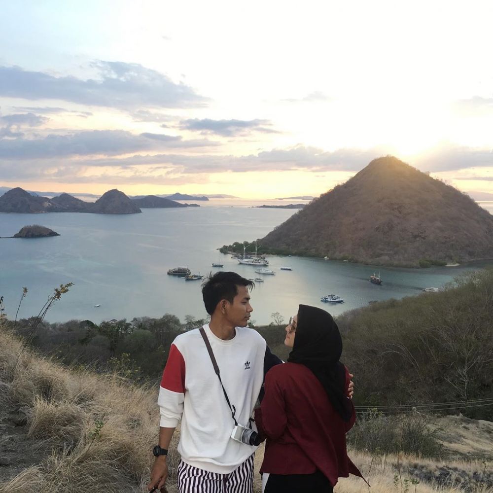 8 Momen bulan madu Angga Putra 'Anak Langit' di Labuan Bajo