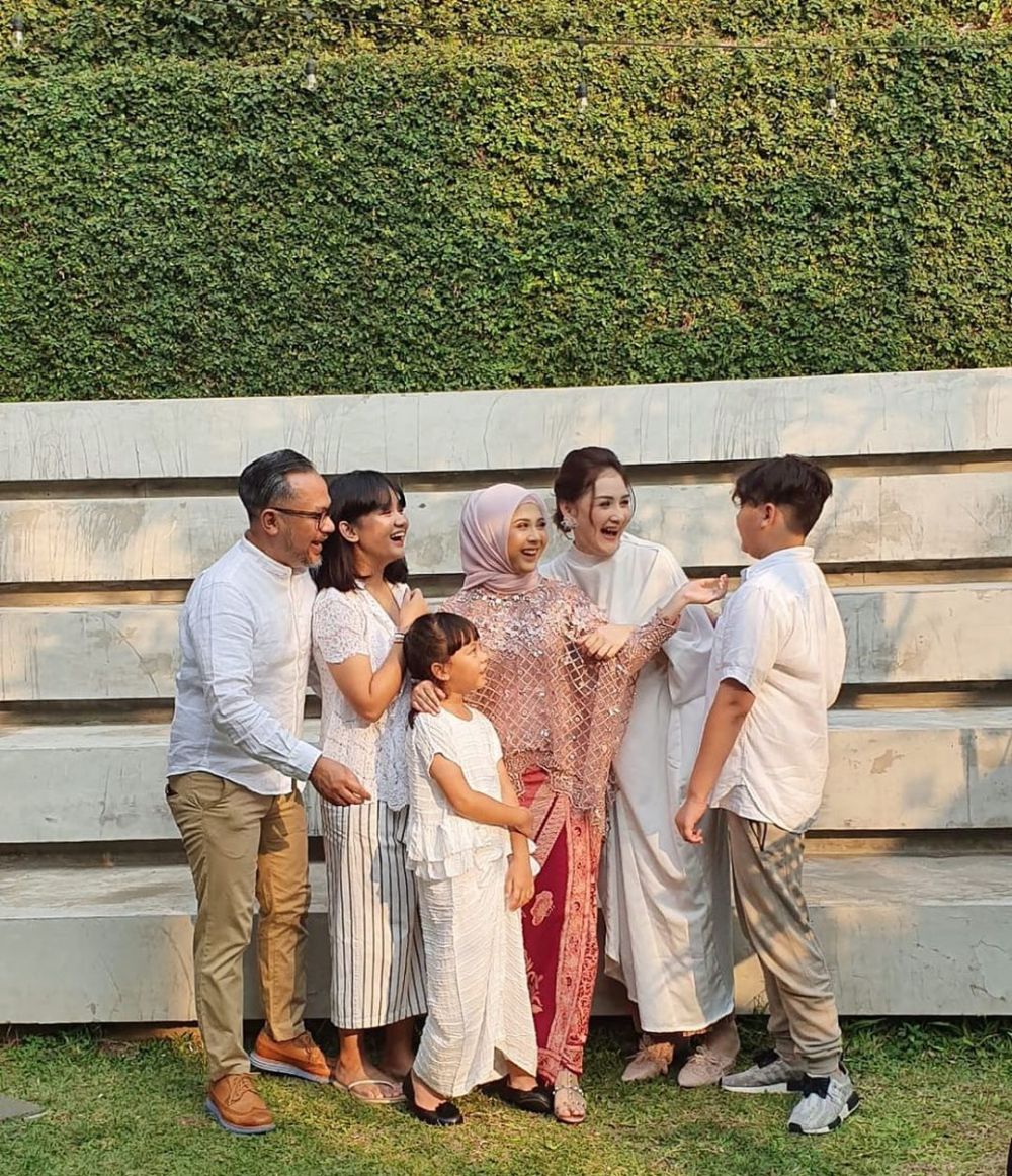 10 Momen pertunangan Kesha Ratuliu & Adhi, mantap nikah muda