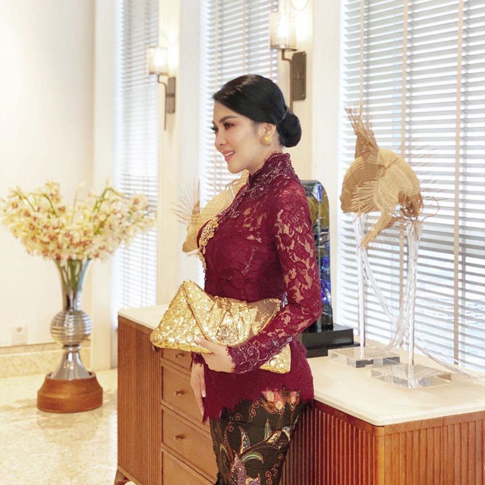 Temani Reino Barack dan mertua kondangan, Syahrini tampil anggun