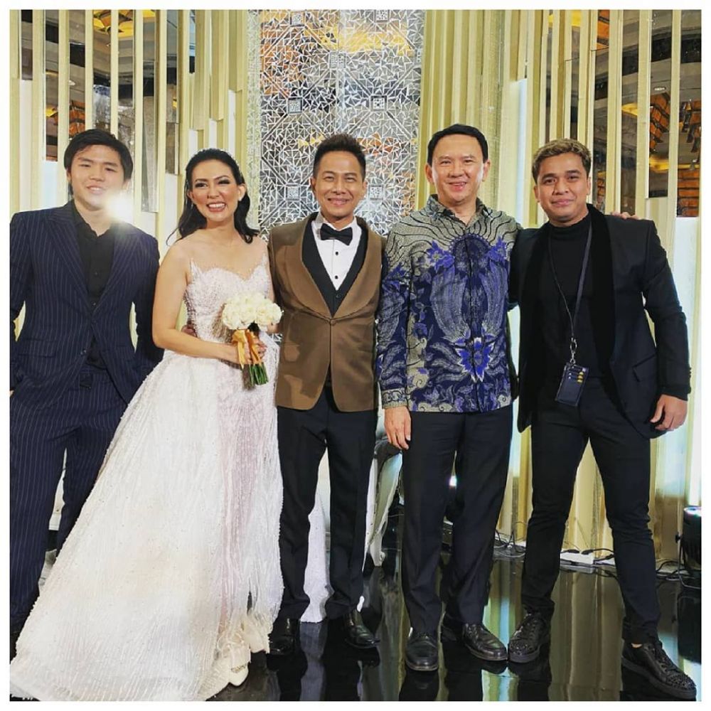 9 Momen resepsi pernikahan Delon Thamrin & Aida Chandra, meriah