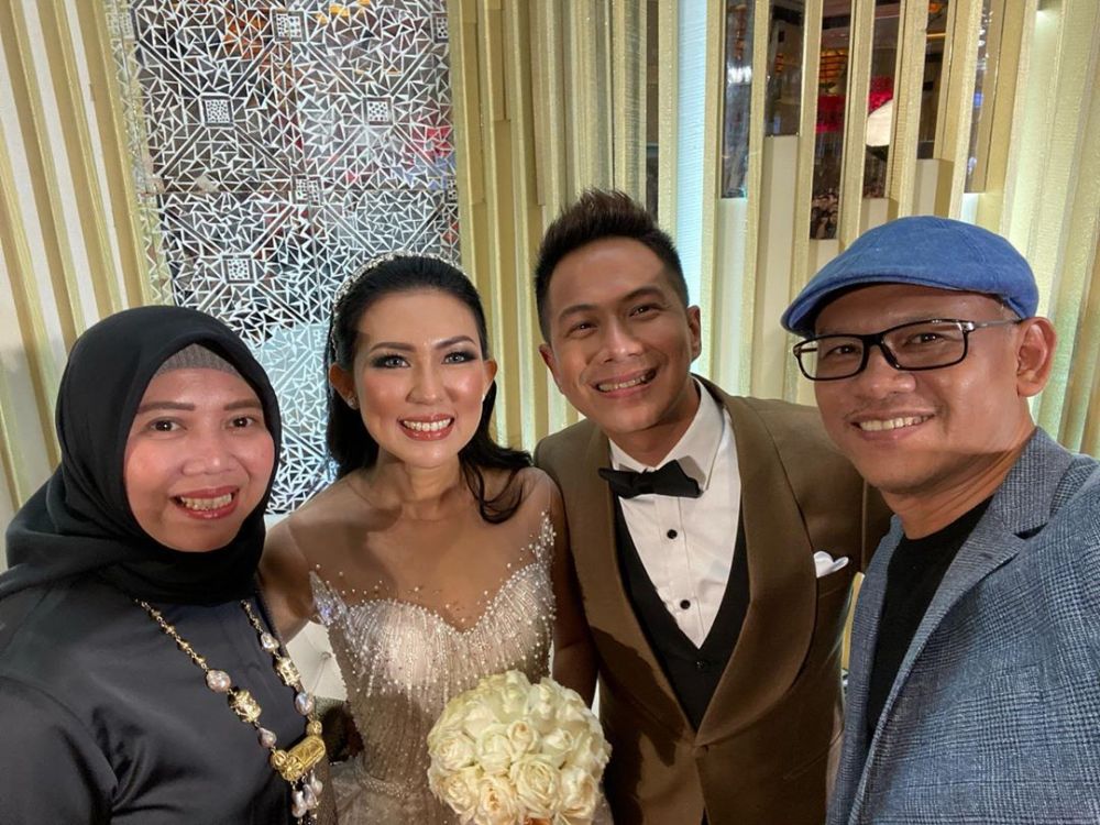9 Momen resepsi pernikahan Delon Thamrin & Aida Chandra, meriah
