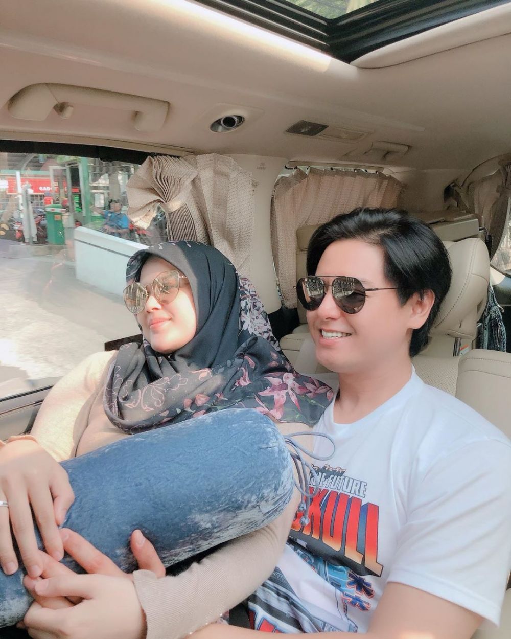 Momen mesra Cut Meyriska dipangku Roger di mobil ini bikin baper