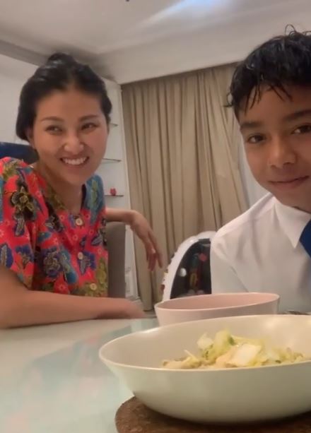 Potret Sarwendah bangun pagi bikin sarapan Betrand Peto tuai pujian