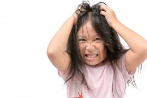 10 Penyebab rambut rontok pada anak dan cara mengatasinya