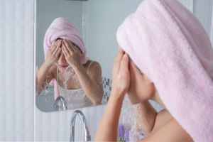 5 Cara membersihkan wajah agar selalu cerah dan antikusam