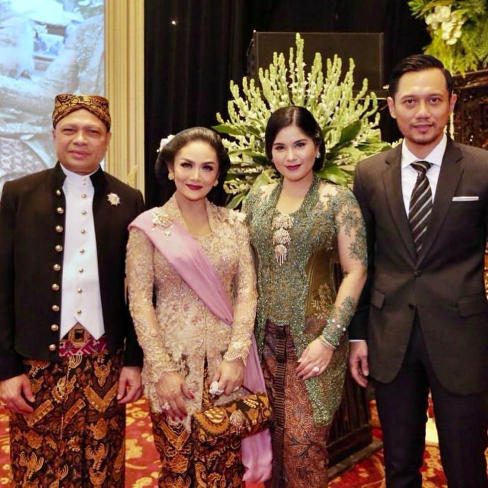 Gaya Annisa Pohan hadiri pernikahan Kartika Sary jadi sorotan