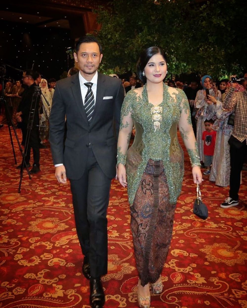 8 Gaya Annisa Pohan saat kondangan, memesona berkebaya