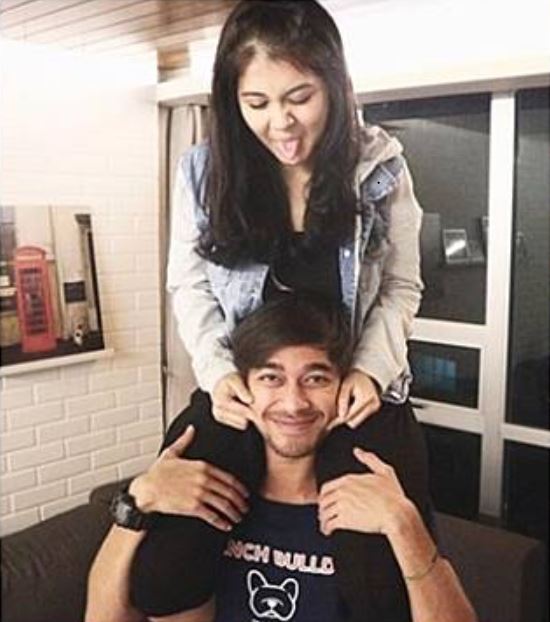 Pose pangku-pangkuan 9 pasang pesinetron ini bikin baper