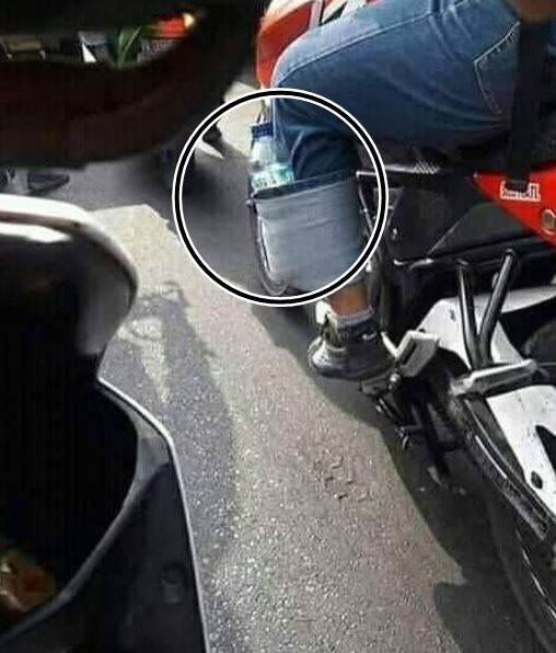 10 Kelakuan absurd orang saat naik motor ini bikin tepuk jidat