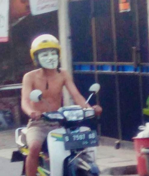 10 Kelakuan absurd orang saat naik motor ini bikin tepuk jidat