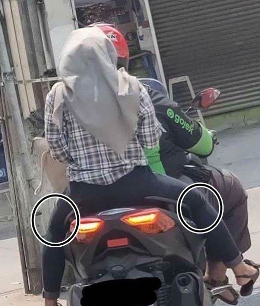 10 Kelakuan absurd orang saat naik motor ini bikin tepuk jidat