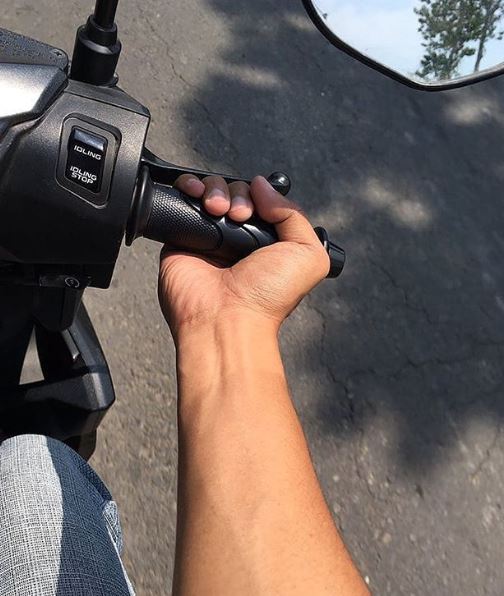 10 Kelakuan absurd orang saat naik motor ini bikin tepuk jidat