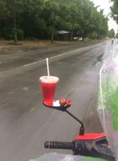 10 Kelakuan absurd orang saat naik motor ini bikin tepuk jidat