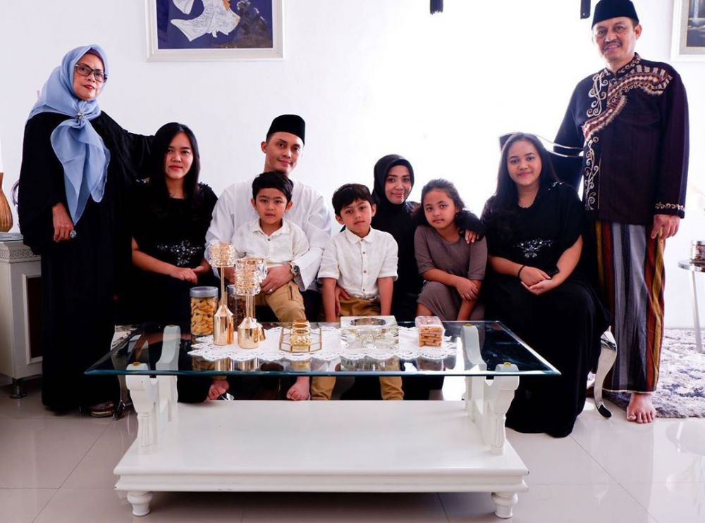 Jarang tersorot, ini 6 momen Muzdalifah bareng mertuanya