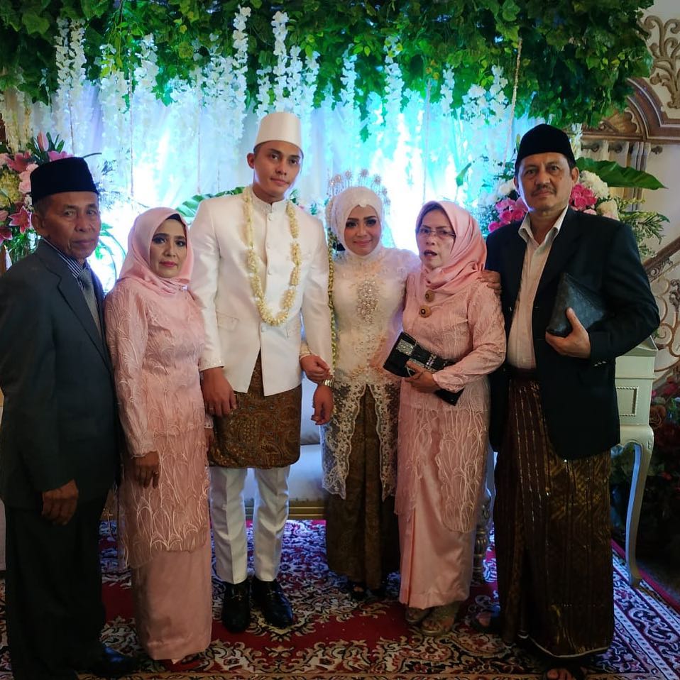 Jarang tersorot, ini 6 momen Muzdalifah bareng mertuanya