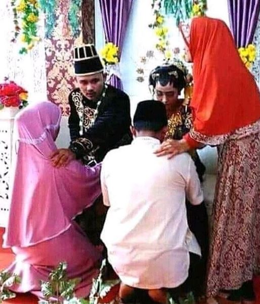 9 Momen absurd di acara pernikahan ini bikin geleng kepala