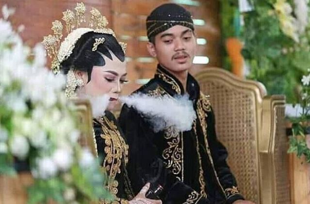 9 Momen absurd di acara pernikahan ini bikin geleng kepala