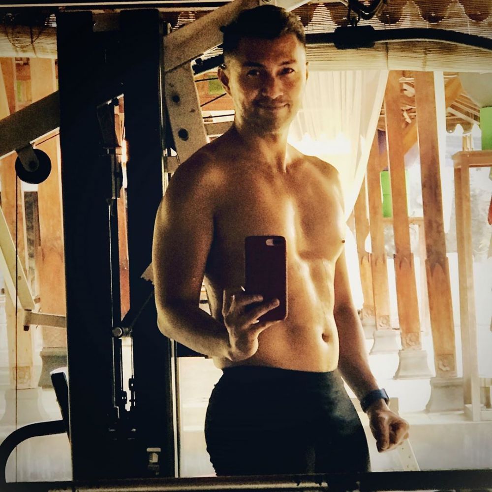 Anjasmara pamer perut six pack, parasnya bikin gagal fokus