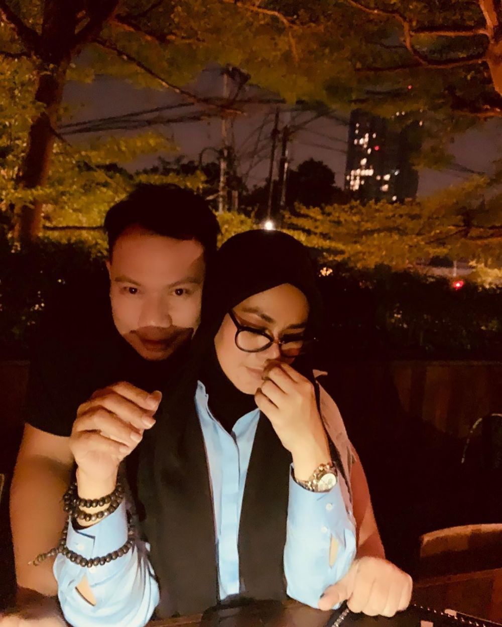 Sarita pamer foto bareng Vicky Prasetyo, caption jadi sorotan