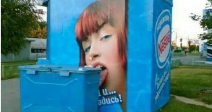 10 Spanduk salah tempat pasang ini bikin ketawa cekikikan