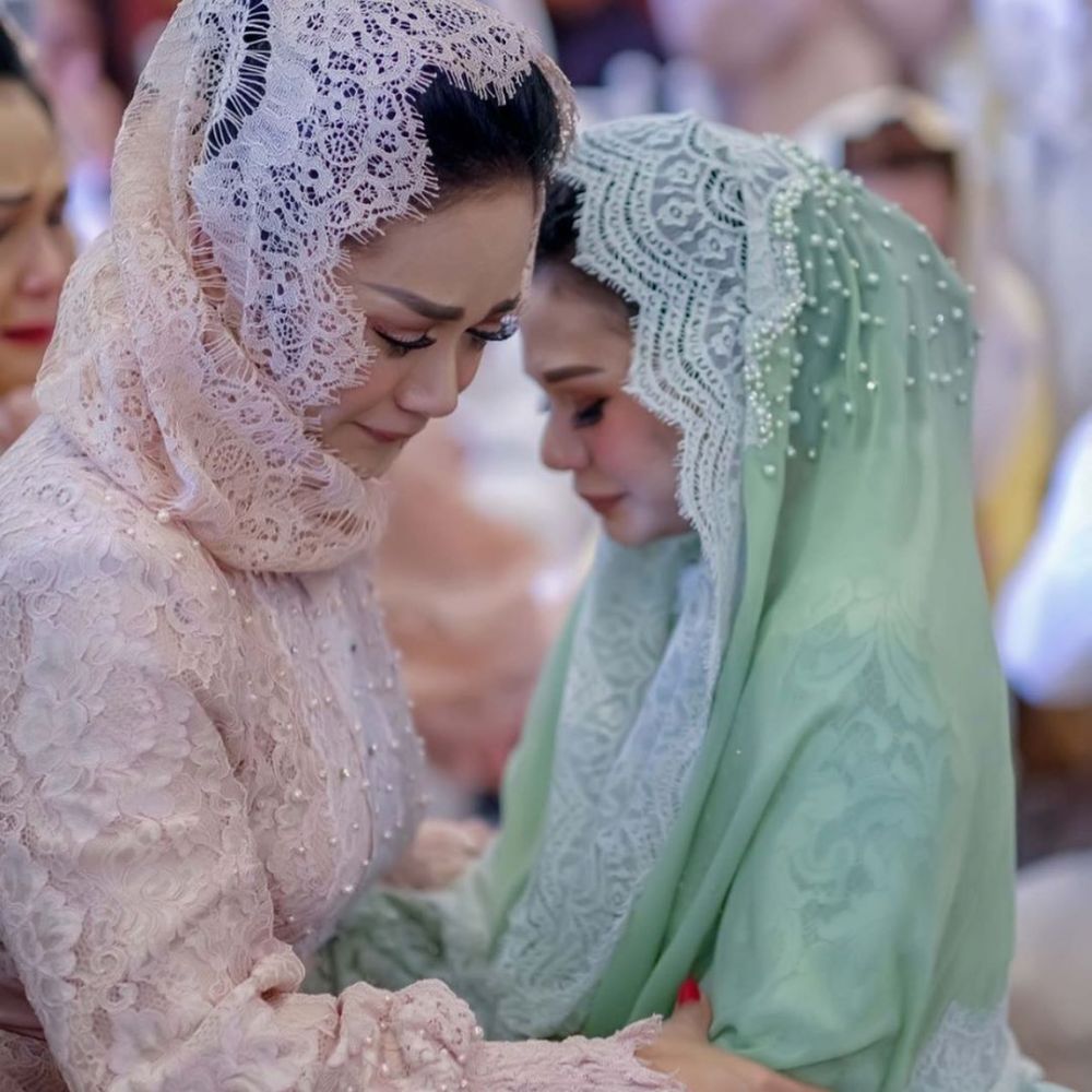 9 Momen Krisdayanti & Yuni Shara lepas sang adik menikah, haru