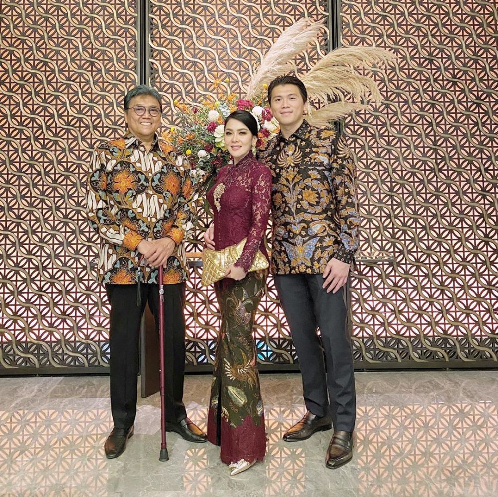 11 Gaya seleb cantik saat dampingi suami kondangan, memesona