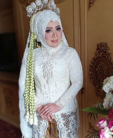 8 Potret Muzdalifah pakai makeup tebal ini manglingi