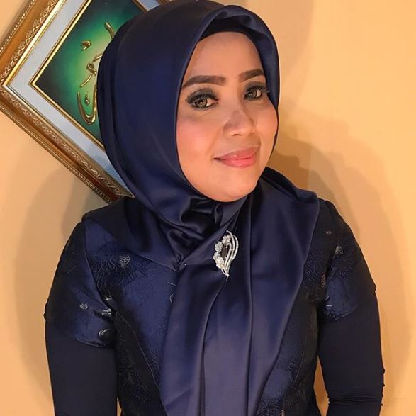 8 Potret Muzdalifah pakai makeup tebal ini manglingi