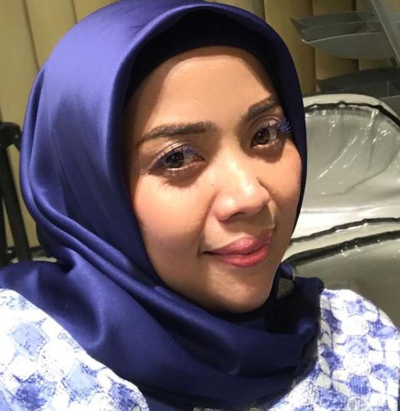 8 Potret Muzdalifah pakai makeup tebal ini manglingi