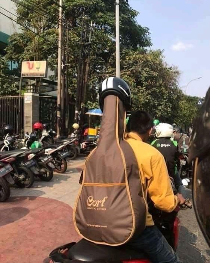 10 Kelakuan lucu cowok naik motor, bikin cekikikan