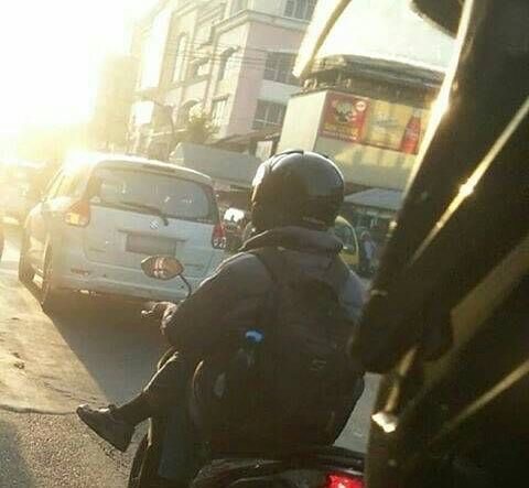 10 Kelakuan lucu cowok naik motor, bikin cekikikan