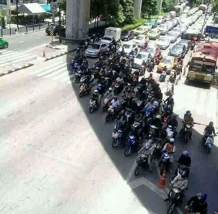 10 Kelakuan lucu cowok naik motor, bikin cekikikan
