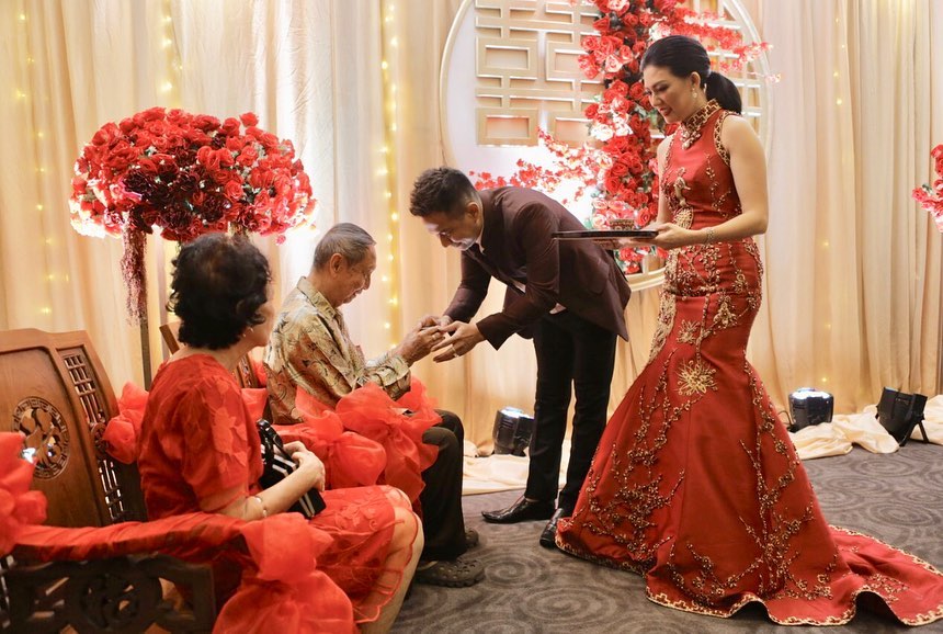 7 Momen upacara Teapai Delon Thamrin dan Aida, mewah serba merah