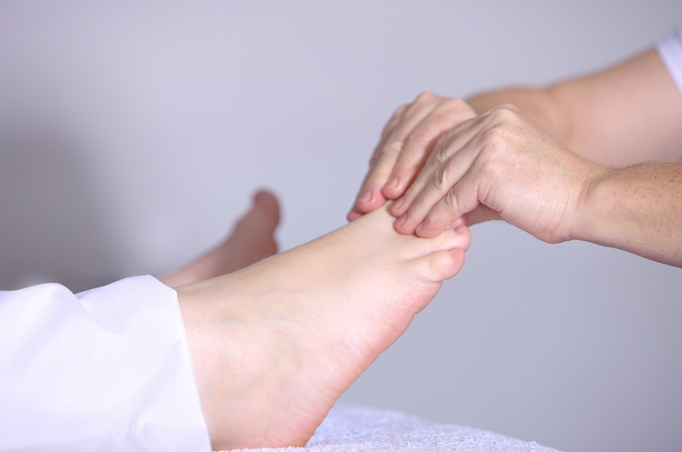5 Penyebab asam urat pada kaki, ciri dan cara mengatasinya