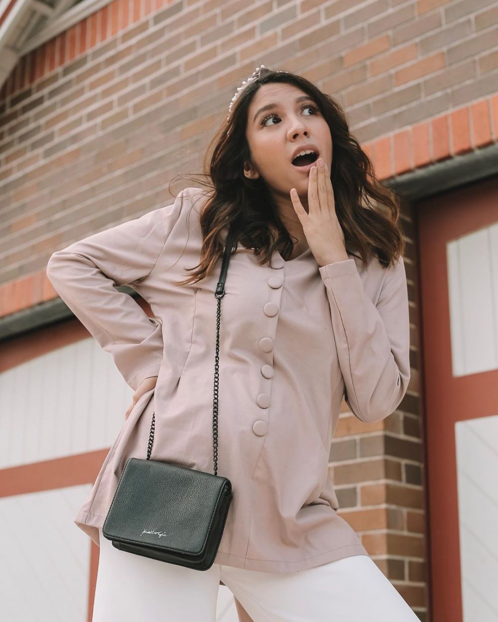 Hamil anak pertama, ini 8 potret Acha Sinaga pamer baby bump